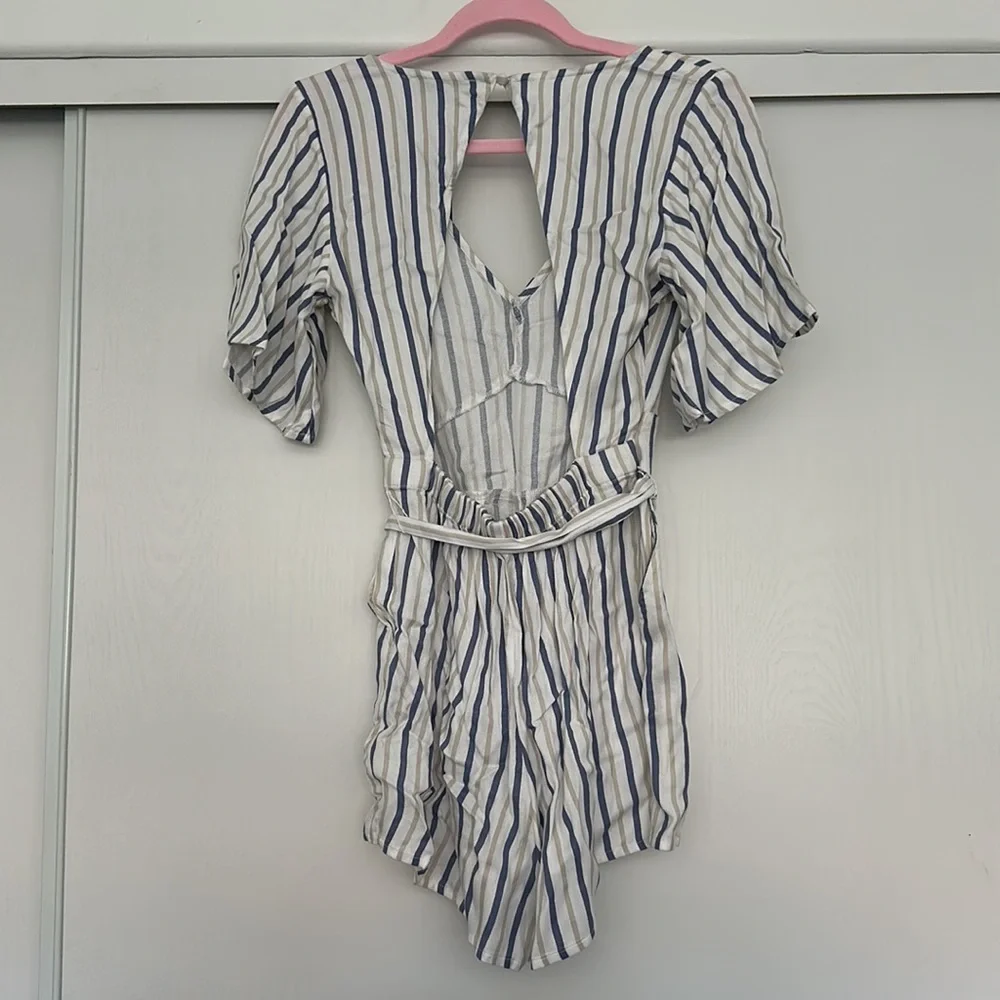 NWT Abercrombie white, blue and tan striped romper in size Small - Picture 4 of 4